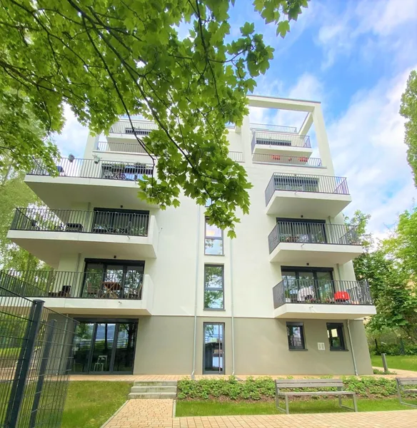 Stadtleben trifft Natur – möbliertes 1-Zimmer-Apartment mit Balkon in Berlin — photo 1